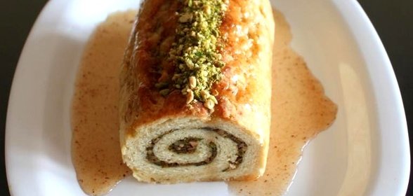 Рулет с ореховой начинкой, корицей и медовым сиропом