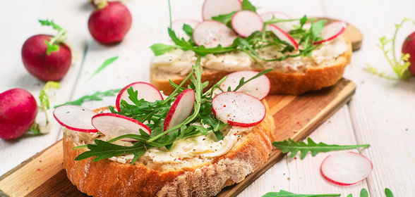 Брускетта с редисом и рукколой