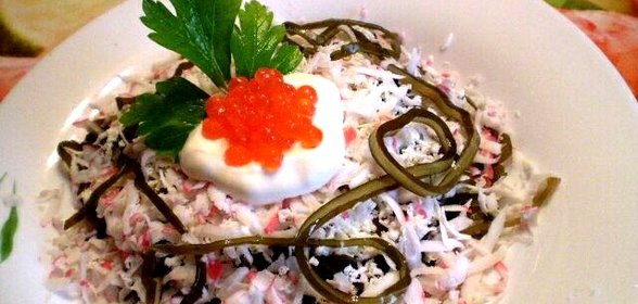 Салат из морской капусты и крабовых палочек