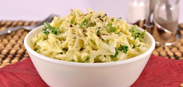 Салат из капусты с подкопченным сулугуни