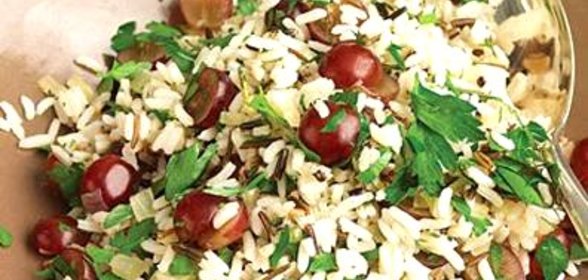 Плов из дикого риса с розмарином и красным виноградом