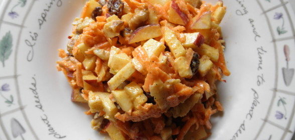 Салат с яблоком, морковью и беконом