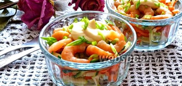 Салат-коктейль из свежих овощей с креветками