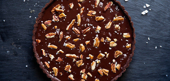 Шоколадный тарт с соленой карамелью и орехами пекан