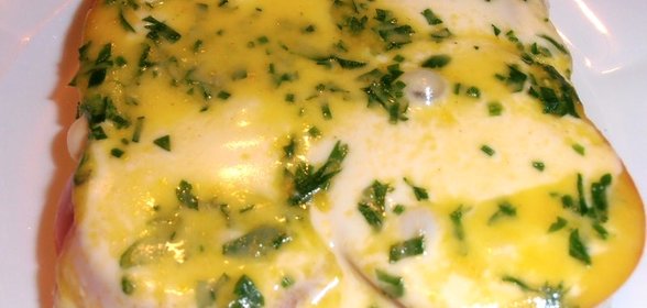 Пикантный бутерброд с анчоусным маслом и помидором