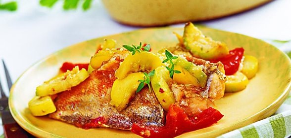 Филе морского окуня с овощами и лимоном