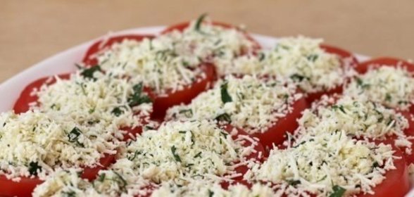 Помидоры с брынзой и чесноком