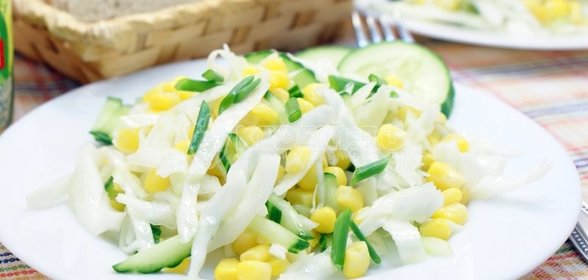 Салат с капустой и кукурузой