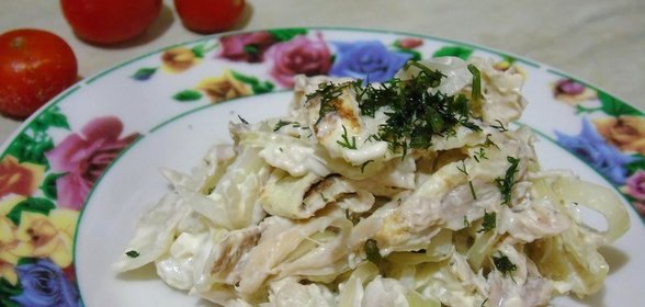 Куриный салат с омлетом и маринованным луком