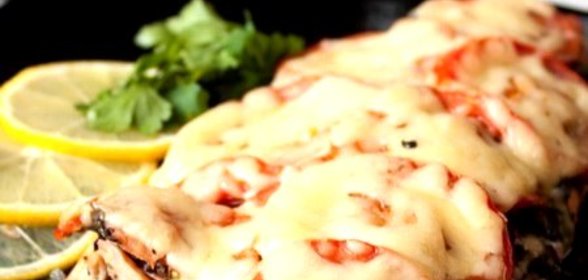 Лосось с маслинами и томатами