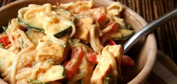 Салат с рисовой лапшой и овощами