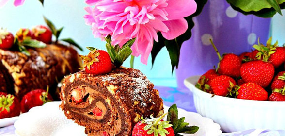 Рулет с кофейным кремом и клубникой