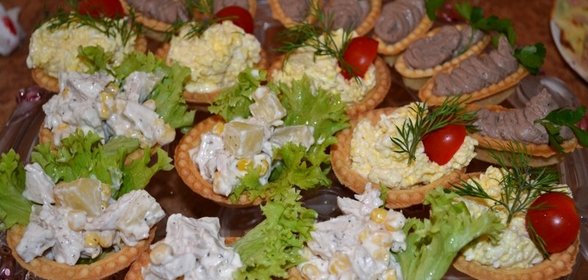 Тарталетки с ананасом и курицей