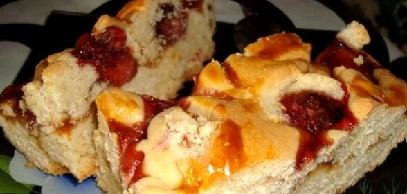 Пирог с арбикосами и клубникой