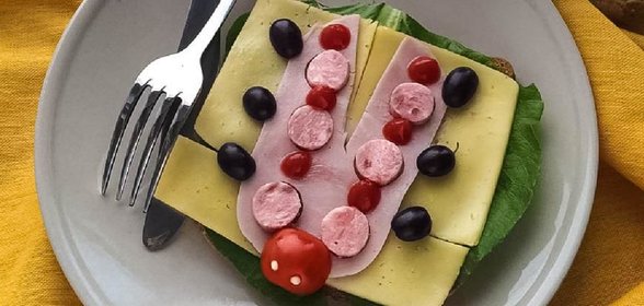 Бутерброд с сыром и мясной нарезкой