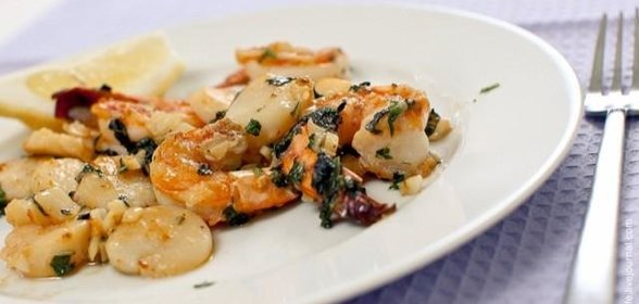 Креветки и морские гребешки с чесноком