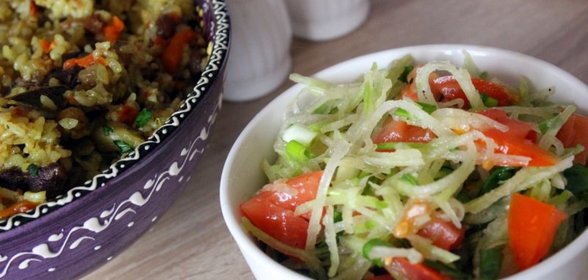 Сочный салат из зеленой редьки к плову