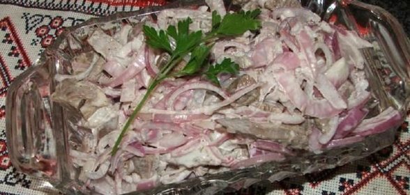 Салат с языком и маринованными грибами шампиньонами
