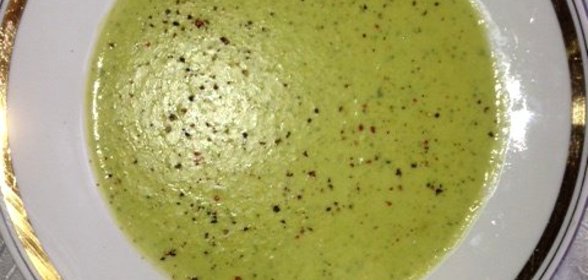 Теплый мятный крем-суп из кукурузы и горошка