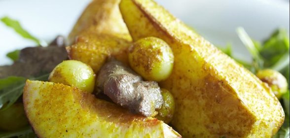 Теплый салат с печенкой и фруктами