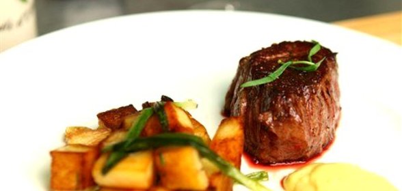Турнедо из говядины с соусом Беарнез и картофелем, обжаренным с чесноком