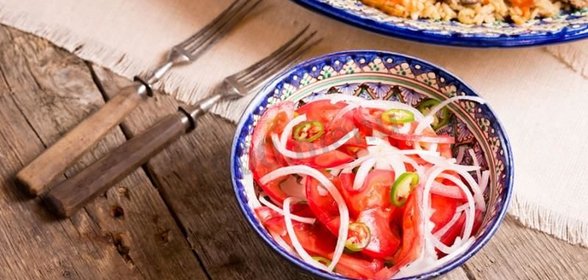 Салат к плову из помидор и лука