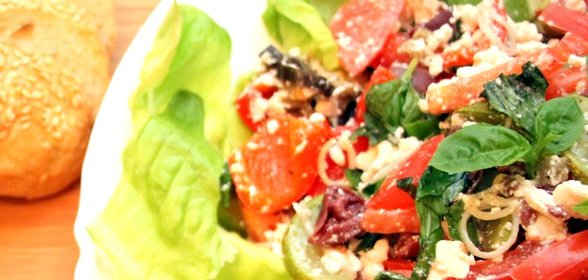 Салат с запеченными и свежими овощами и фетой