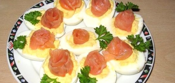 Яйца, фаршированные семгой