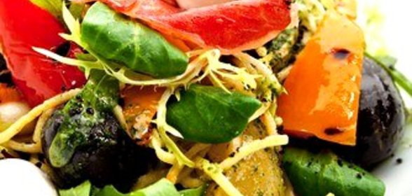 Теплый картофельный салат с маслинами и перцем