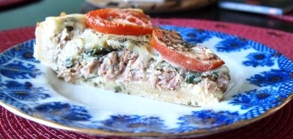 Пирог с тунцом, луком и помидорами