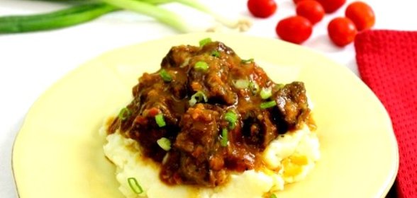 Гуляш из говядины с подливкой