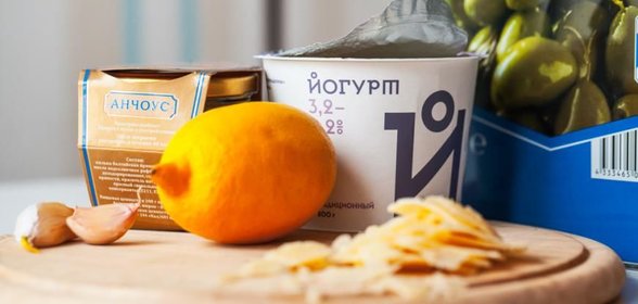 Полезный соус для салата на основе йогурта