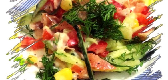 Салат с копченой курицей, овощами и кукурузой