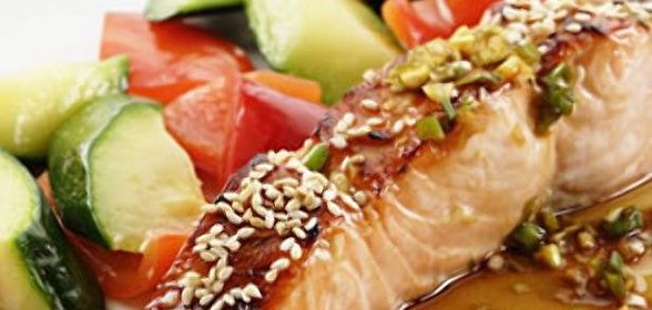 Жареный лосось с морскими гребешками и овощами