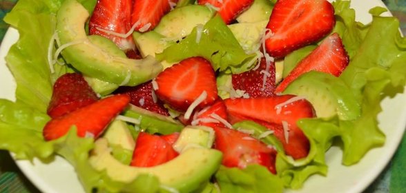 Салат с клубникой и авокадо