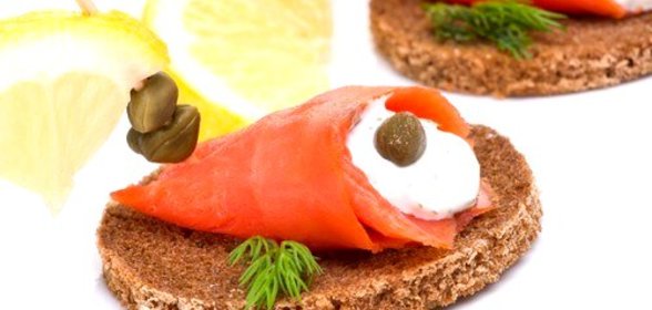 Крекеры с копченой форелью и лимонно-укропным майонезом