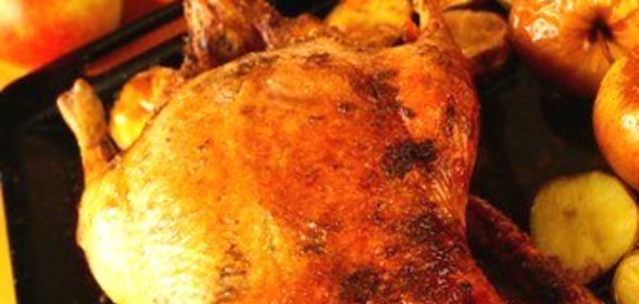 Жареная утка с яблоками и сельдереем