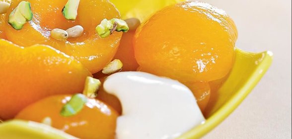 Абрикосы в сиропе с густым йогуртом