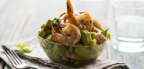 Салат из авокадо с креветками и огурцами