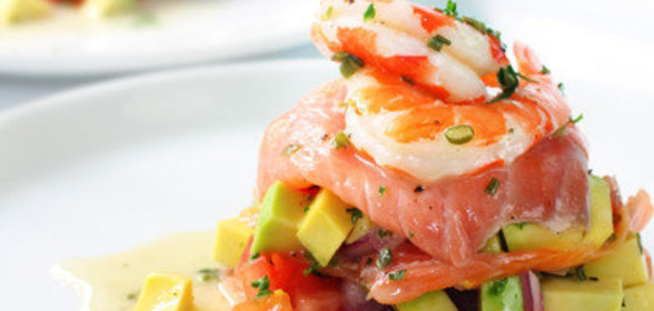 Закуска из авокадо с рыбой и креветками