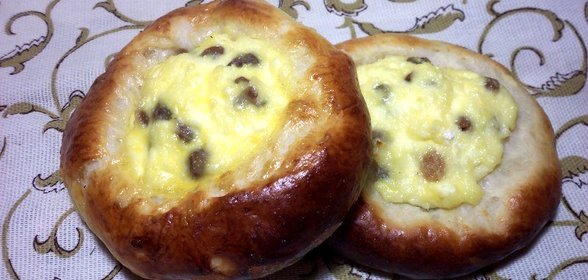 Ватрушки с творогом и изюмом