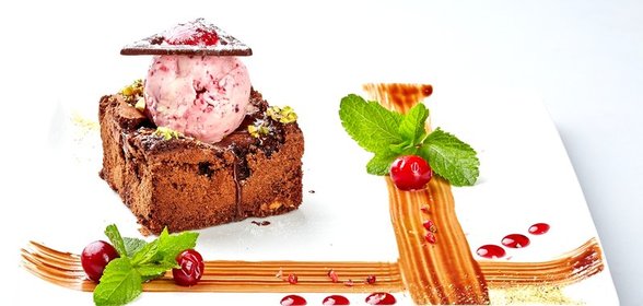 Брауни с клюквенным мороженым