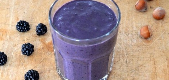 Ежевичный смузи с пастой из фундука