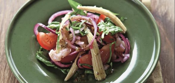 Салат с кукурузой, креветками и помидорами