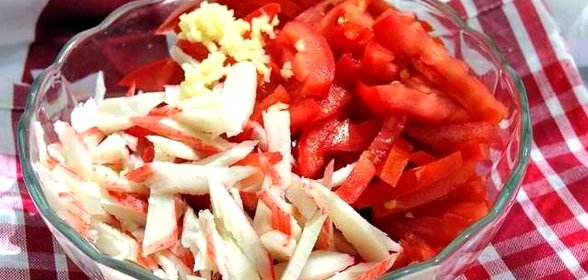 Салат из крабовых палочек с помидорами и чесноком