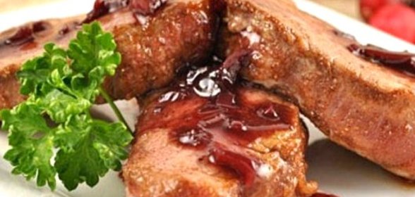 Пряные медальоны из свинины в клюквенно-апельсиновом соусе