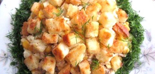 Салат из печени трески с гренками