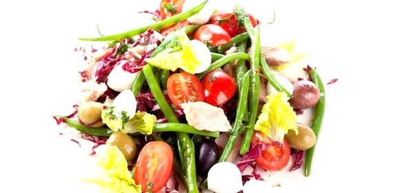 Салат с моцареллой, тунцом и стручковой фасолью