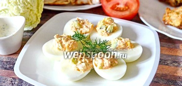 Яйца фаршированные икрой мойвы с пекинской капустой