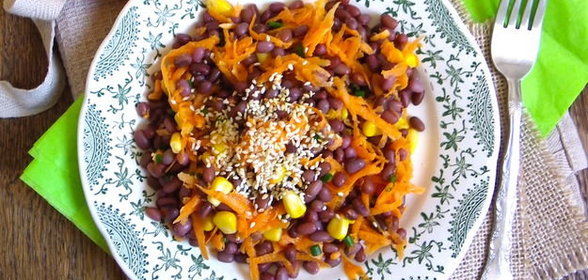 Салат с красной фасолью, кукурузой и апельсином